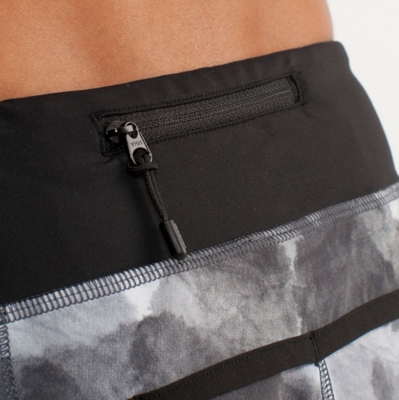 Lululemon Speed Up Shorts - Size 4 - Picture 4 of 8